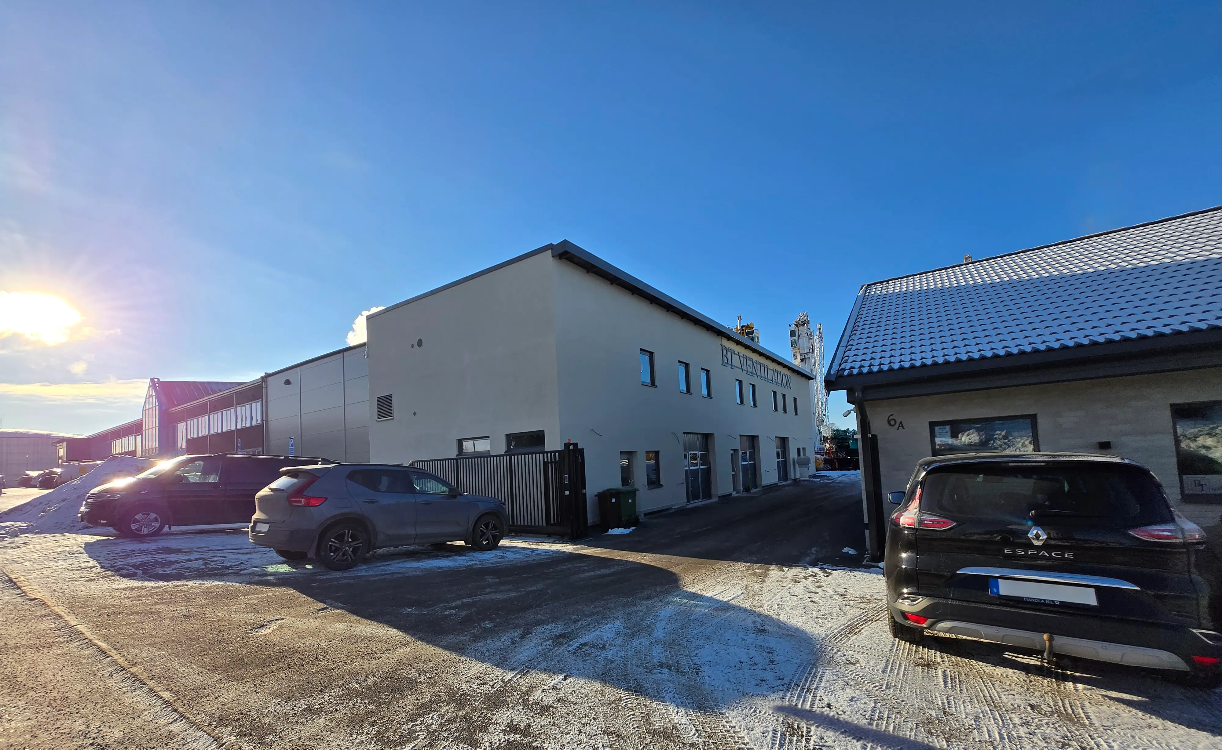 Skåpbilar på parkering